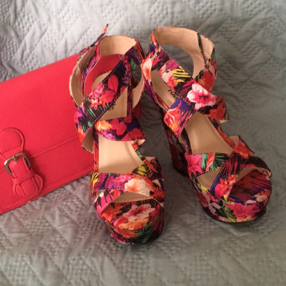 Strapped wedges